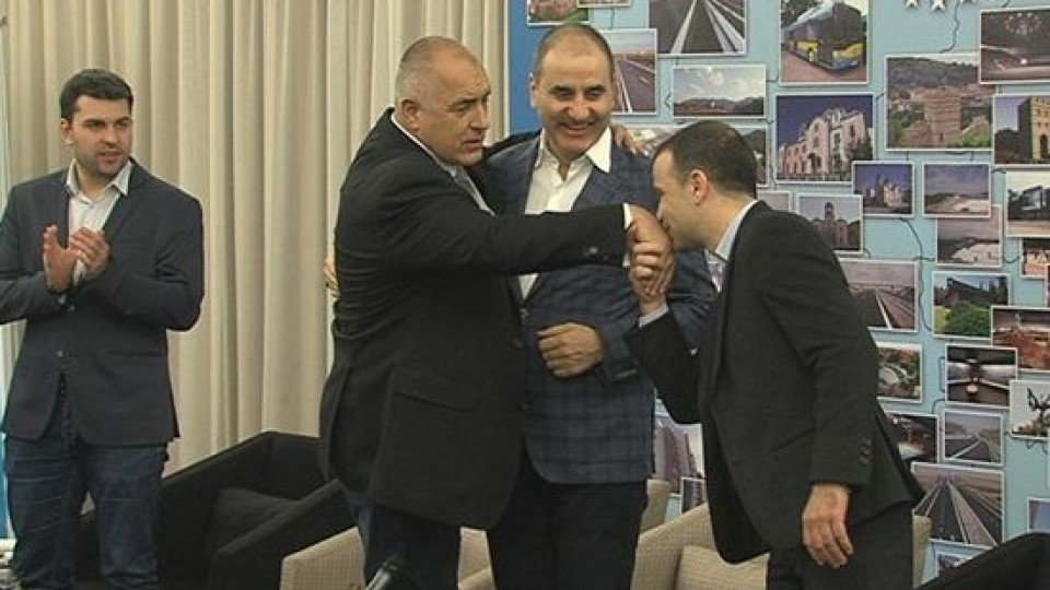 Когато целуват ръка на Борисов