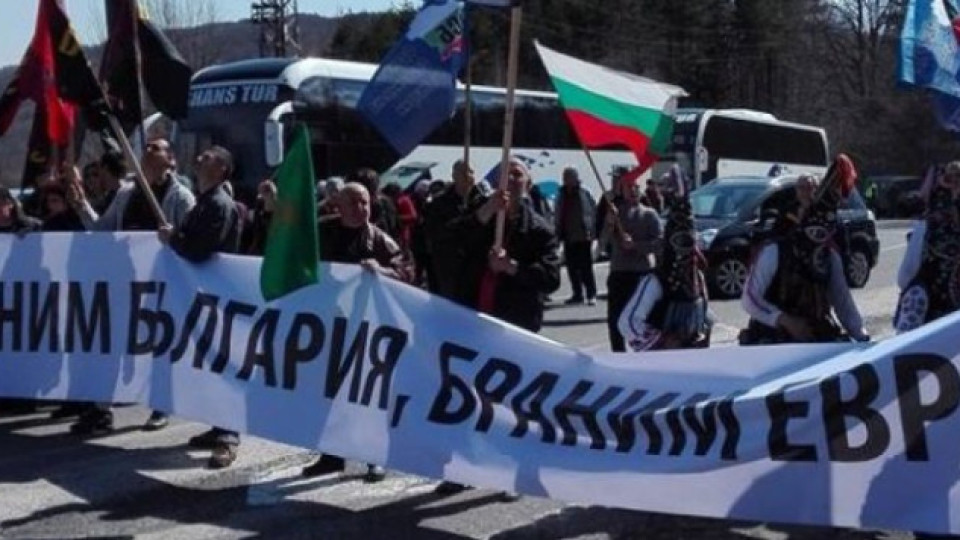 "Кукери" блокираха българо-турската граница заради изборния туризъм