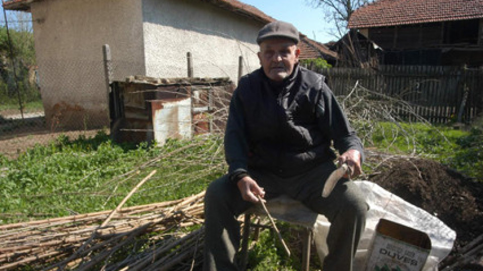 Дядо Гато от Расово тъгува за нивите и тракторите и иска ред в държавата