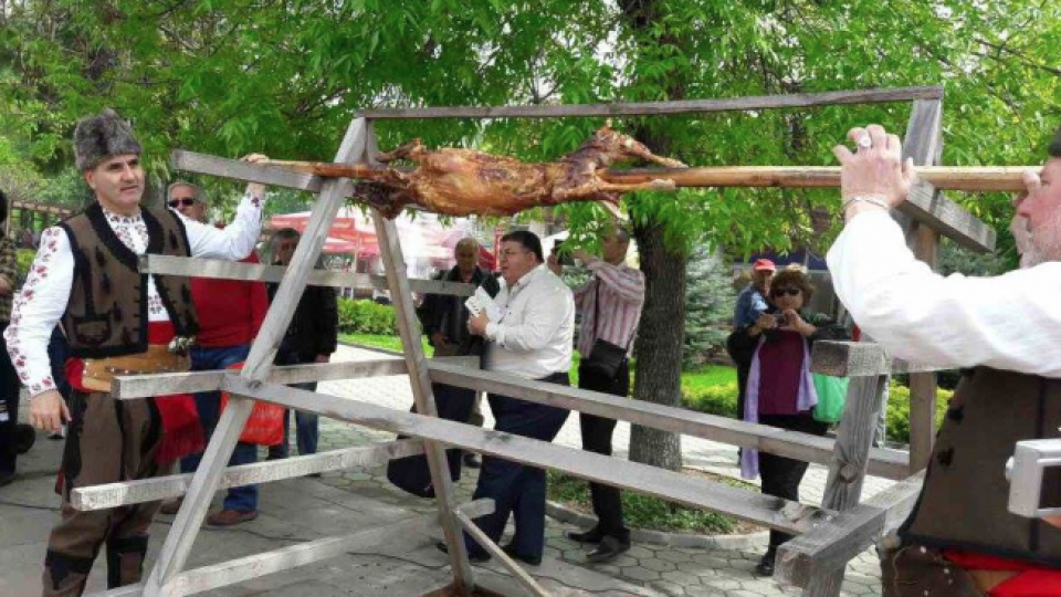 ОСОБЕНАТА ФОРМА НА ГЛАВАТА ПАК НАДЯНА СЕЛСКАТА НОСИЯ. ПА И МУ ОТИВА