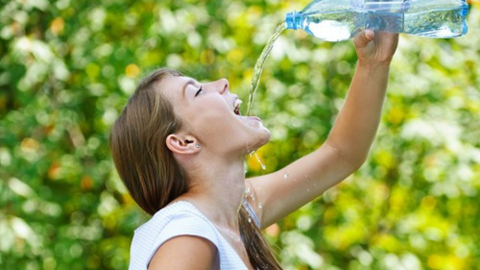 Как да се пазим от жегата, какви течности да пием?