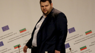 Милият, мисли си, че някой ще тръгне да му доказва с името му, след като всички знаят, че работи през адвокат