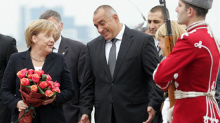 МЕРКЕЛ СИ ОТИВА, МИГРИТЕ ОСТАВАТ!
