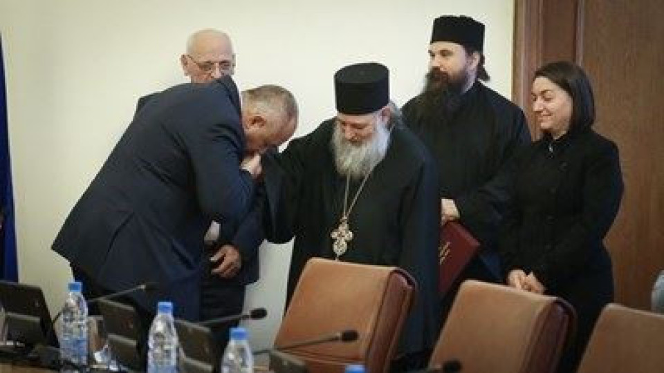 Ето къде е "българският премиер" Борисов! Целува ръце и гъзове на монаси от "Зографския манастир" в Атон ...
