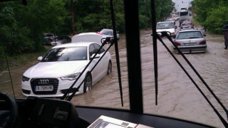 Варна се разпадна и потопи във вода, докато зависимият Гешев си мънка под носа!