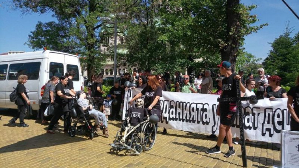 Рокери подкрепиха протеста на майки на деца с увреждания