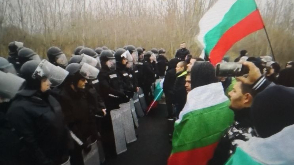 НАРОДЪТ ПРОБИ ЖАНДАРМЕРИЯТА! ЖАНДАРМЕРИЯТА СВАЛИ ЩИТОВЕТЕ! /ВИДЕО!/