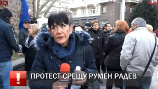 Тази персона с микрофон в ръка води протеста срещу президента Румен Радев