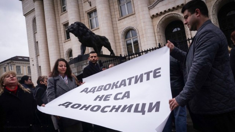 Протестът на Адвокатите блокира трамваите по булевард Витоша в София