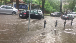 Свлачища, тиня и дъжда блокираха пътища в страната