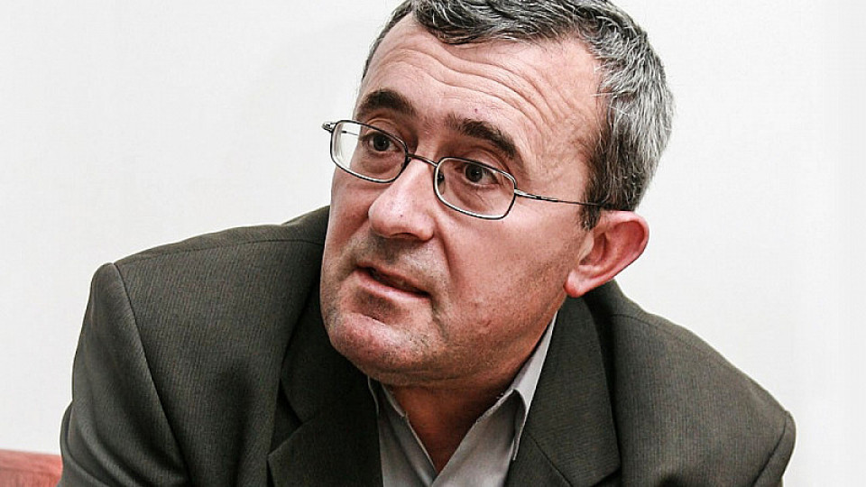 Как ли се чувства един страхливец, паднал стремглаво от своя Олимп? Как ли се чувства един страхливец, паднал стремглаво от своя Олимп?