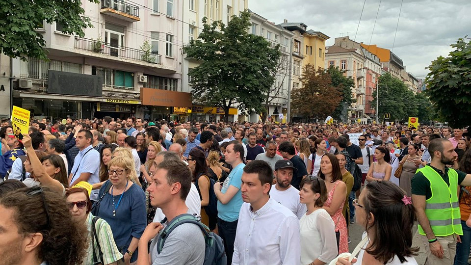 Хиляди протестират пред Съдебна палата в София срещу Иван Гешев