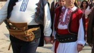 Няма по-голямо предателство от това - да търгуваш с историята на своя народ за пост и пари!