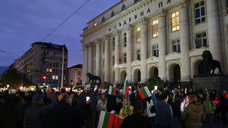 Протестиращи ”осветиха” мрака над зависимостите в съдебната система