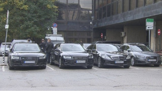 440 хилядна администрация, 120 хиляди служебни автомобила...