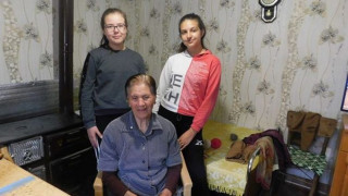 Ученици от Вълчи дол помагат на самотни възрастни хора