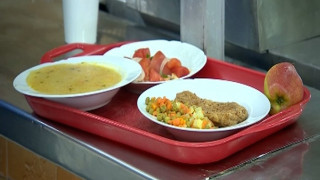 Храним бежанците двойно по скъпо от децата и болните