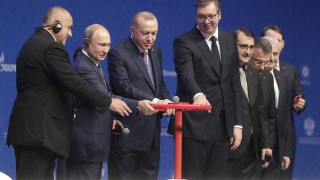 КАКВО ПРАВИ ПРЕМИЕР НЕУДАЧНИК НА ЧУЖД ПРАЗНИК?