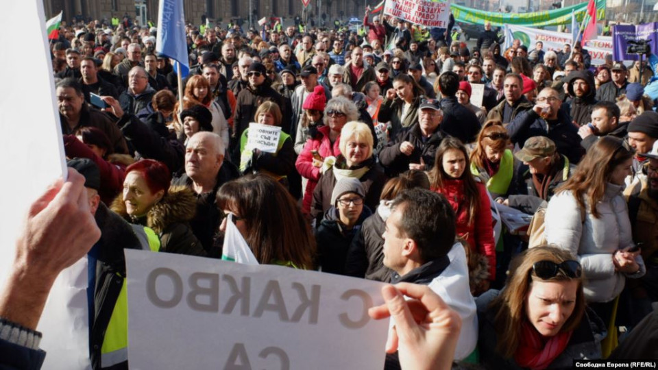 Центърът на София е блокиран от перничани, всичко се случва на живо. За БНТ и новините в 12:00 часа, обаче това е 4-та - 5-та новина