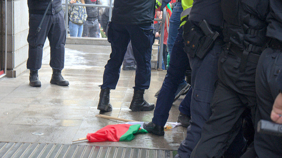 Полицай тъпче българското знаме на протеста пред МРРБ /снимки/