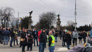 Хиляди искат оставка на правителството! Блокираха "Орлов мост"