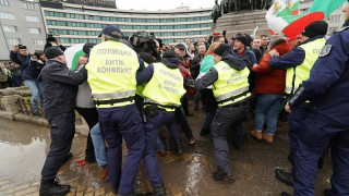 Сблъсък с полицията пред парламента! Ресторантьори и хотелиери блокираха движението /снимки/