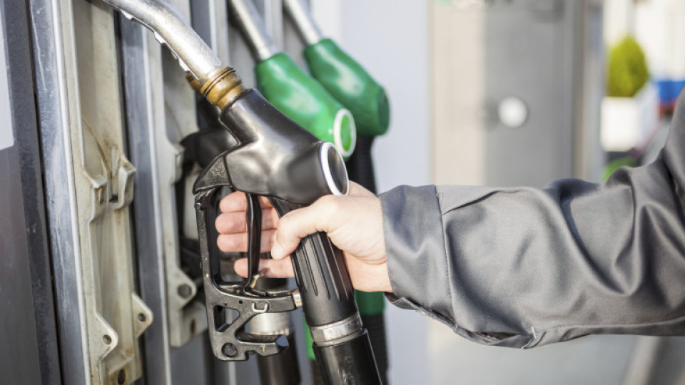 Цените на петрола паднаха драстично, но по родните бензиностанции растат нагоре!