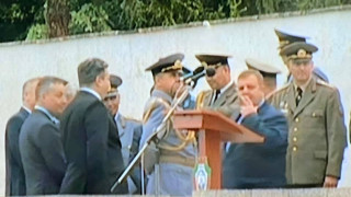 И ХОП… ТУЛУП! МИНИСТЪРЪТ НА ОТБРАНАТА ПАФКА НА ТРИБУНАТА!