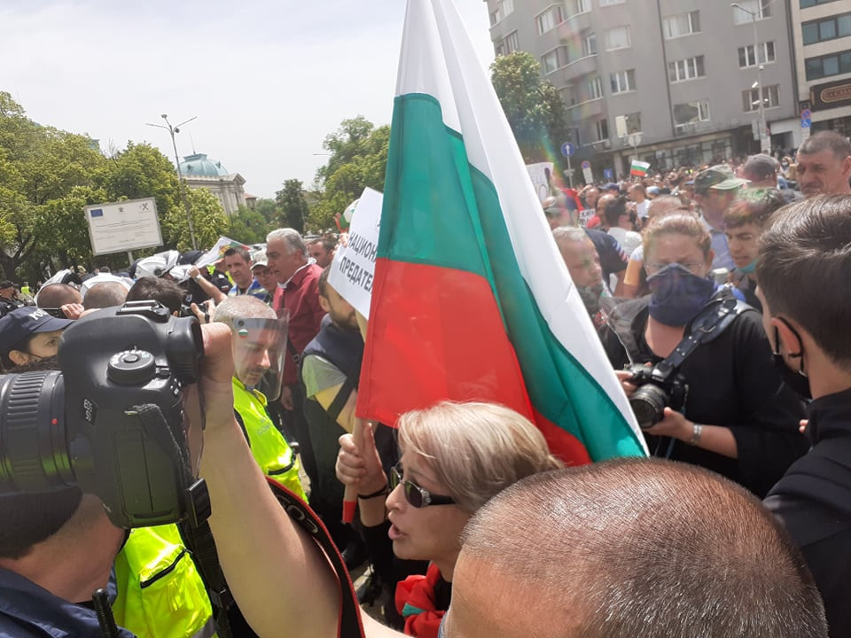 Напрежение на протеста пред НС! Граждани влязоха в сблъсък с полиция