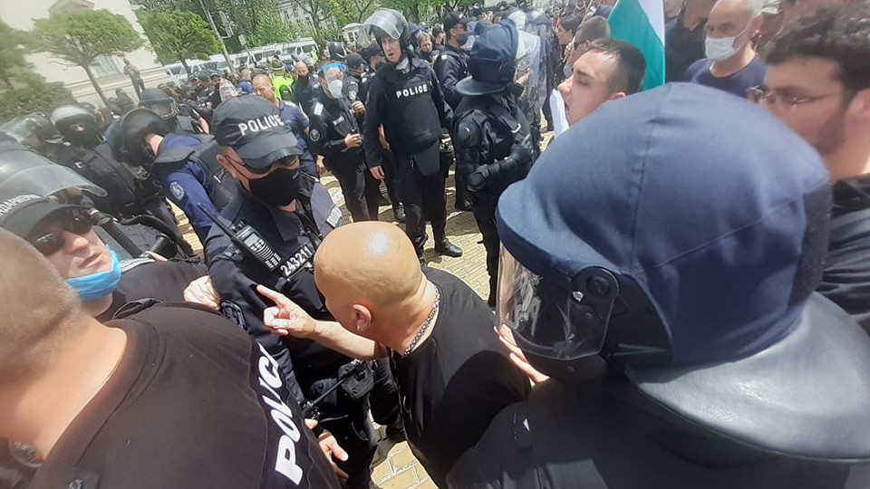 Бой между полиция и протестиращи на протеста пред НС