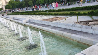 СЕЛЯНИЯ! Новите софиянци си перат килимите във фонтаните пред НДК