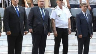 Интелект, сила, военна подготовка и акъл, събрани в една снимка