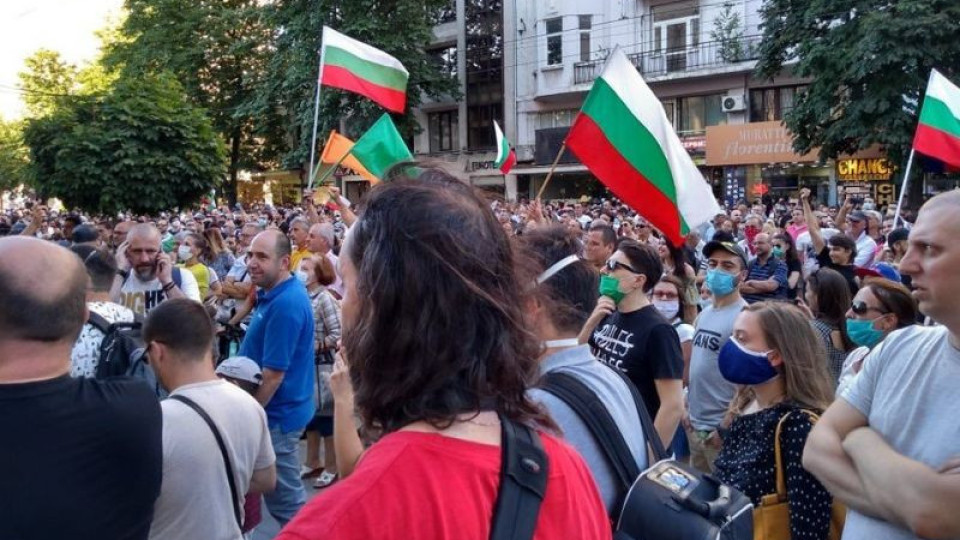 Протестът се премести пред Съдебната палата, иска оставките на Гешев и Борисов Протестът се премести пред Съдебната палата, иска оставките на Гешев и Борисов