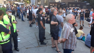 Бройката няма край! Над 600 човека пред президенството! Продължават да идват още!