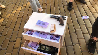 Бутафорно шкафче с надпис ”Оставка!” - на протеста пред МС