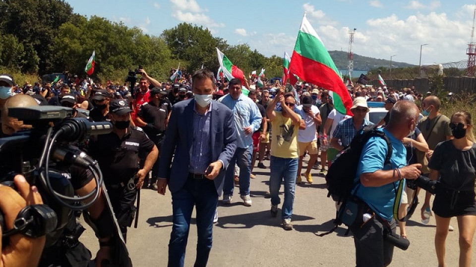 Пуснаха протестиращите да отидат на плажа в Отманли Пуснаха протестиращите да отидат на плажа в Отманли