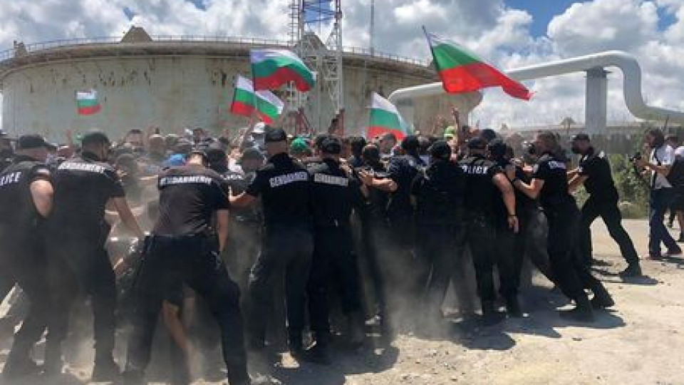 Стана страшно! Мелето е кърваво, тъпчат полицаи и протестиращи Стана страшно! Мелето е кърваво, тъпчат полицаи и протестиращи