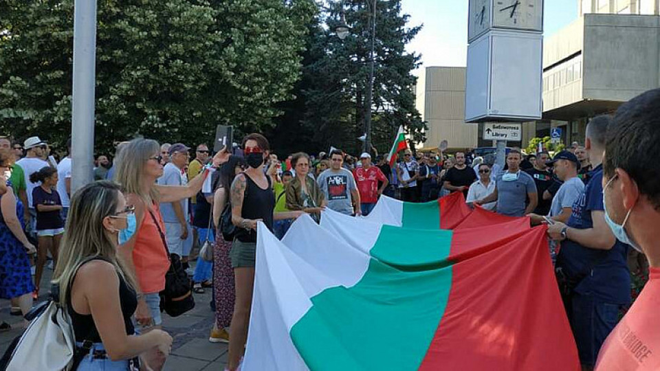 Хиляди във Варна скандират: ”Оставка и затвор”
