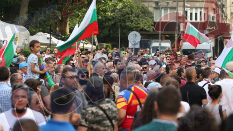 Ден пети! Протестиращи се събират по-рано пред Президентството