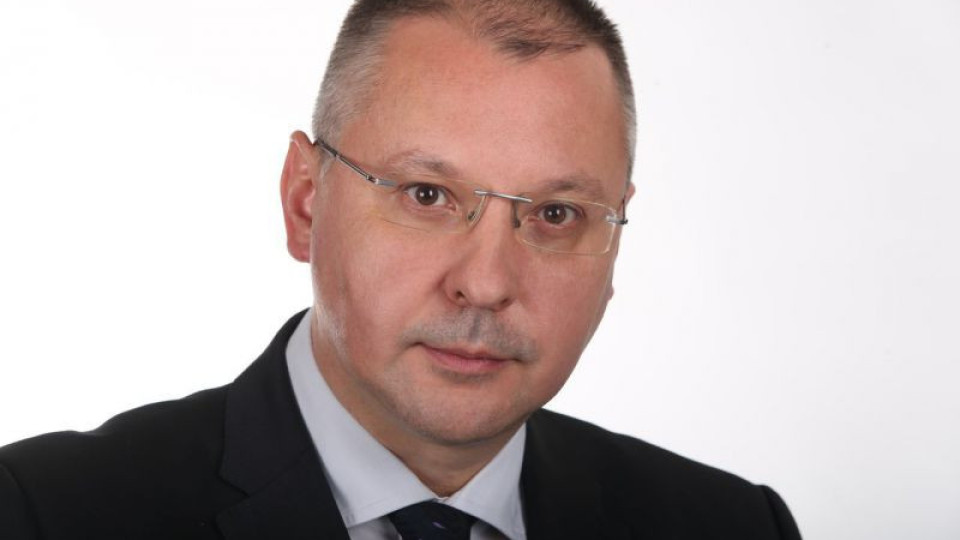 Станишев се връща на политическата сцена в България, но Нинова ще пусне завесата преди да е почнал спектакъла Станишев се връща на политическата сцена в България, но Нинова ще пусне завесата преди да е почнал спектакъла