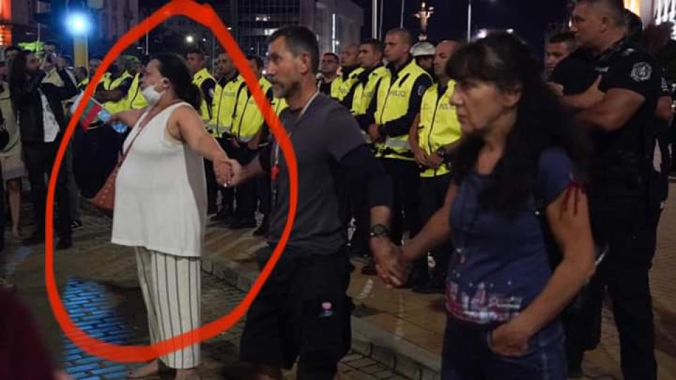Героят на снощния протест е жената с бели дрехи!