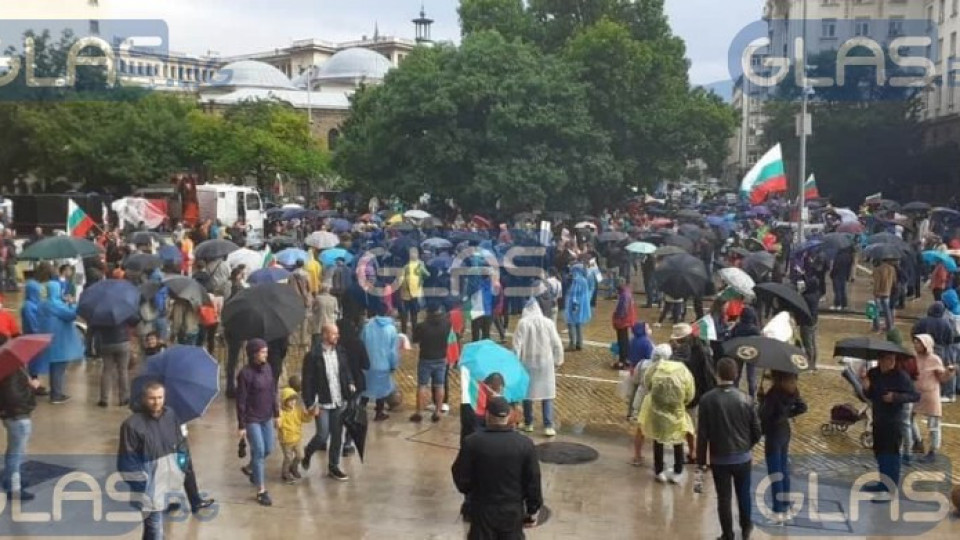 Ден 10: Дъжд и протестиращи пред Министерски съвет СНИМКИ