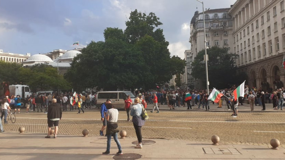 Ден 11: Хиляди протестиращи са се събрали пред Министерски съвет (СНИМКИ/ВИДЕO)