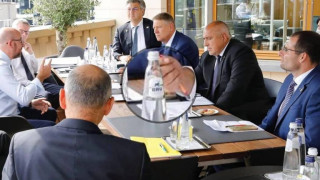 ВИЖТЕ ГО, БЕ, ТУЛУПА В БРЮКСЕЛ, ГЛЕДА КАТО „ГЛУХ ПЕТЕЛ“! ТОВА ЛИ Е ЛИЦЕТО НА БЪЛГАРИЯ?