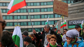 Недовоството пред парламента ескалира, много хора викат ”Оставка”, правят опит да спрат движението