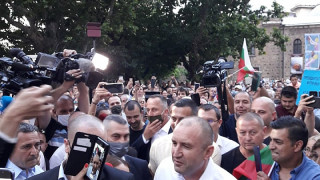Ден 15: Радев отново слезе при протестиращите, Той призова за оставки на правителството и главния прокурор Иван Гешев