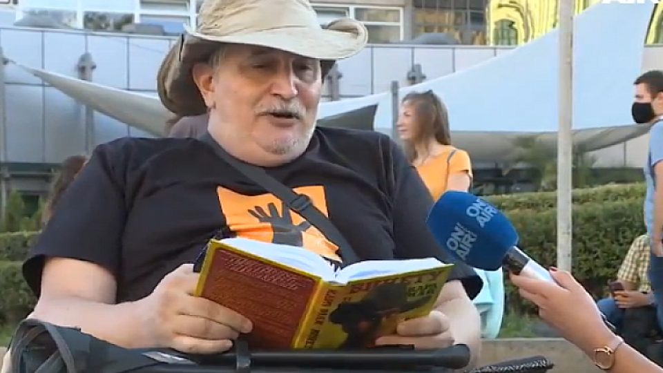 С книгата ”Винету” в ръка Анастас блокира кръстовище в София