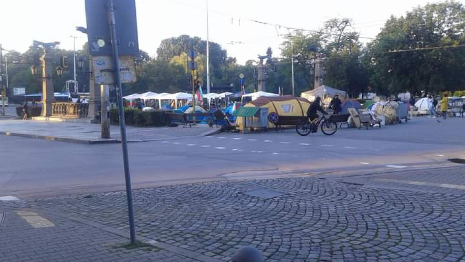 На Орлово гнездо всичко е спокойно.Денят започва с мирис на Победа