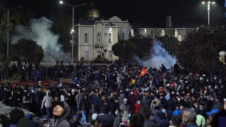 2000 ПРЕВЗЕХА ПАРЛАМЕНТА В КИРГИЗИЯ С ЩУРМ. ТУК 100 НА ЩУРМ, 2000 СКАНДИРАТ В СТРИЙТ ШОУ