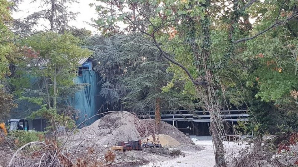 Въпреки забраните: Марешки строи в Морската градина във Варна